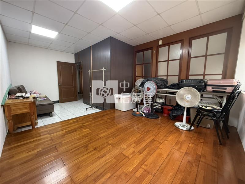 中壢車站家樂福 稀有大面寬車庫停車美透天房屋室內格局與周邊環境