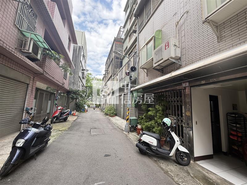 中壢車站家樂福 稀有大面寬車庫停車美透天房屋室內格局與周邊環境