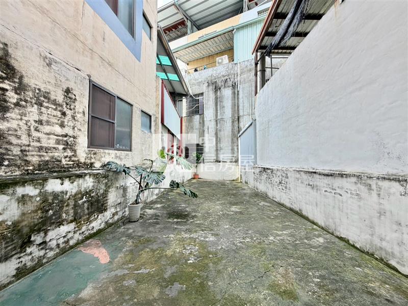 立仁商圈薪城社區大地坪車庫透天房屋室內格局與周邊環境