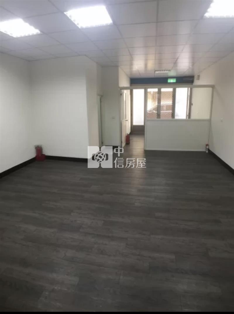 龍潭市區雙面臨路大面寬透店帶租約房屋室內格局與周邊環境