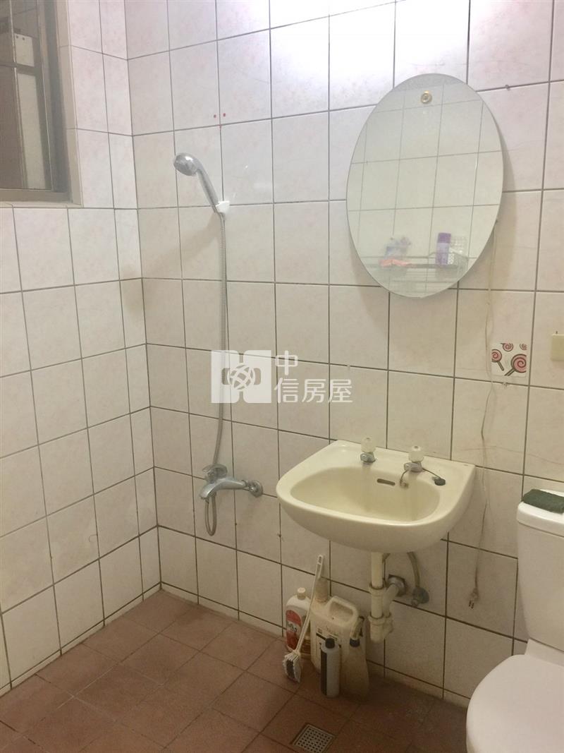 龍潭市區雙面臨路大面寬透店帶租約房屋室內格局與周邊環境