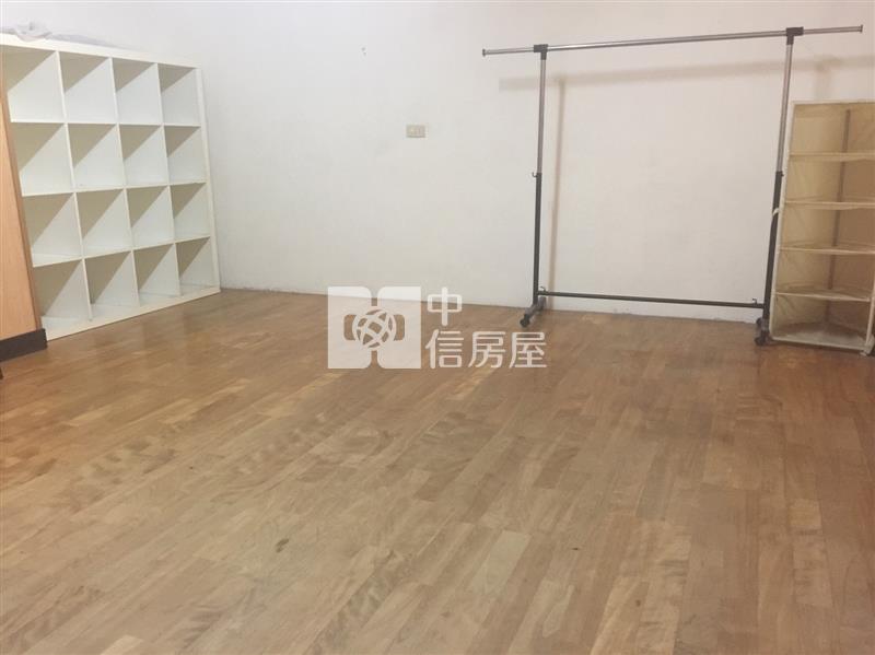 龍潭市區雙面臨路大面寬透店帶租約房屋室內格局與周邊環境