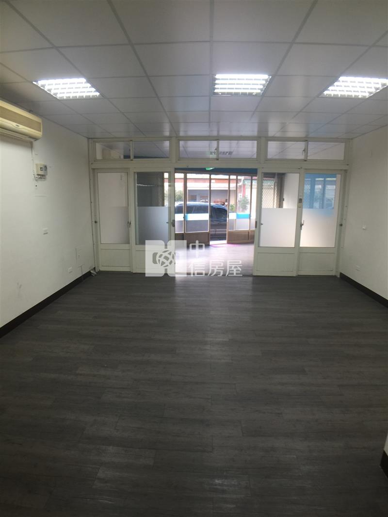 龍潭市區雙面臨路大面寬透店帶租約房屋室內格局與周邊環境