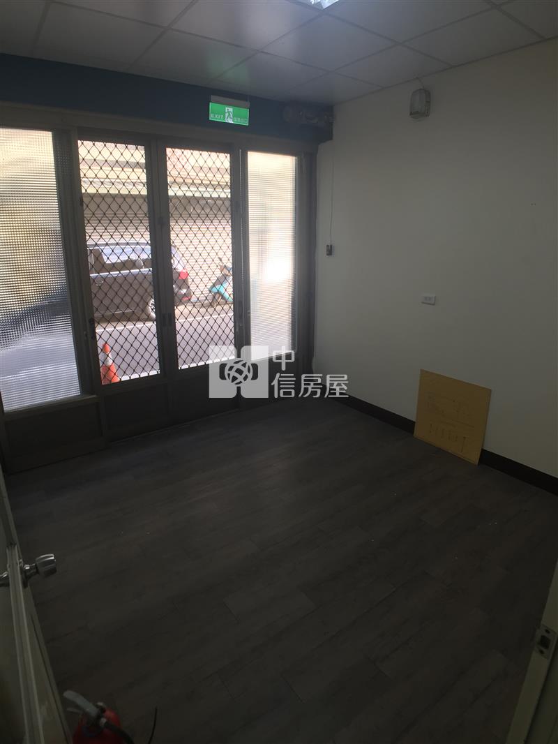 龍潭市區雙面臨路大面寬透店帶租約房屋室內格局與周邊環境