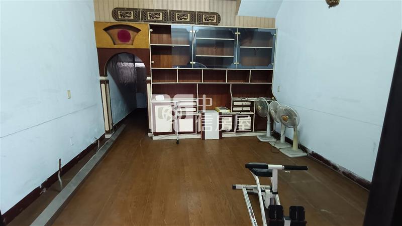 南華路透天店面房屋室內格局與周邊環境
