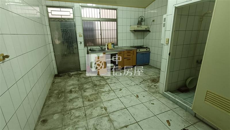 南華路透天店面房屋室內格局與周邊環境