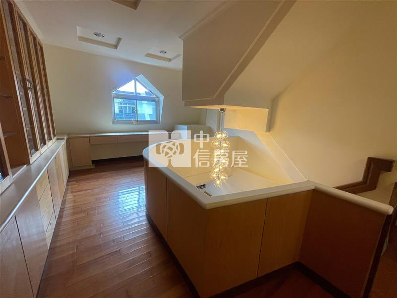世賢國小車庫別墅房屋室內格局與周邊環境