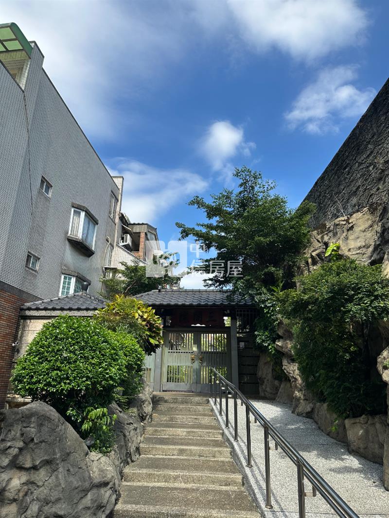 近藝文特區~絕稀有大地坪花園電梯別墅~室內車庫可停3台房屋室內格局與周邊環境