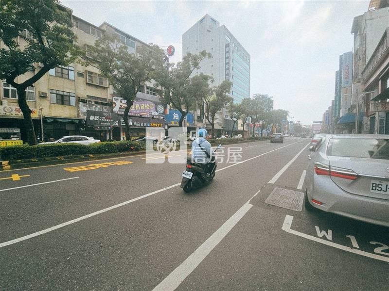 市中心路口旁大面寬店面房屋室內格局與周邊環境