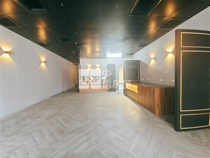 市中心路口旁大面寬店面房屋室內格局與周邊環境