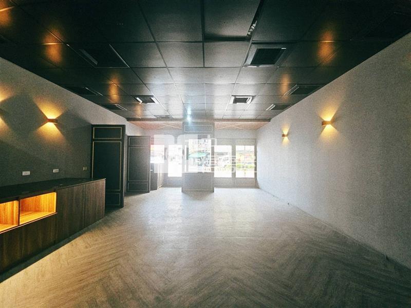 市中心路口旁大面寬店面房屋室內格局與周邊環境