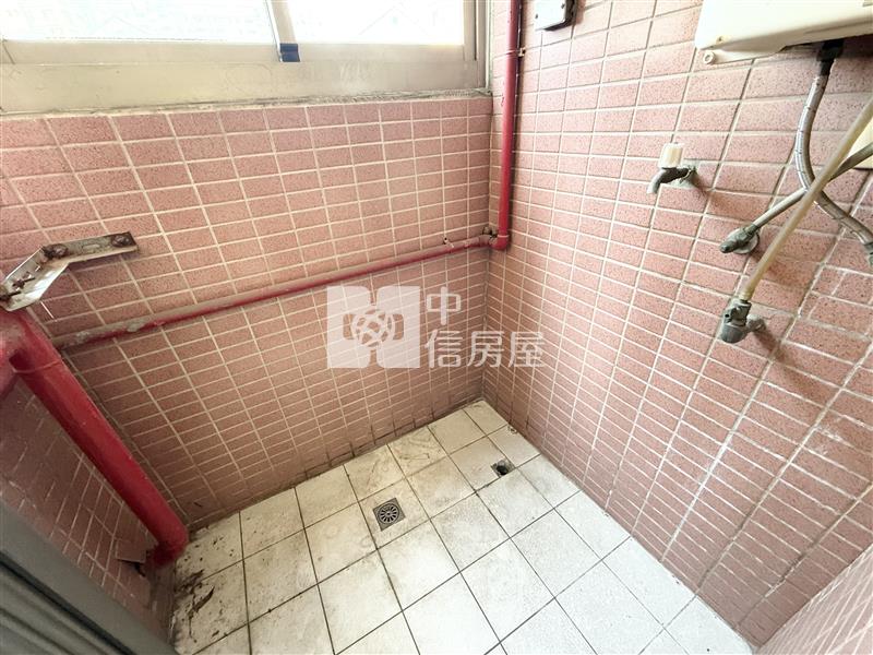 左鄰右舍南屯黎明商圈採光大三房+車位房屋室內格局與周邊環境
