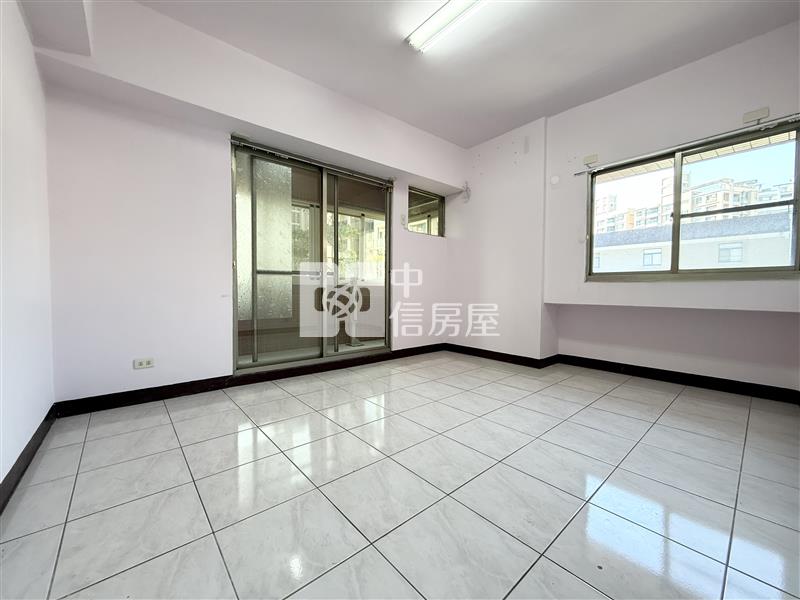 左鄰右舍南屯黎明商圈採光大三房+車位房屋室內格局與周邊環境