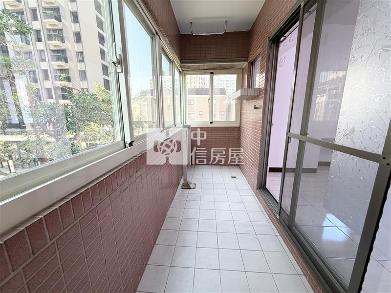 左鄰右舍南屯黎明商圈採光大三房+車位房屋室內格局與周邊環境