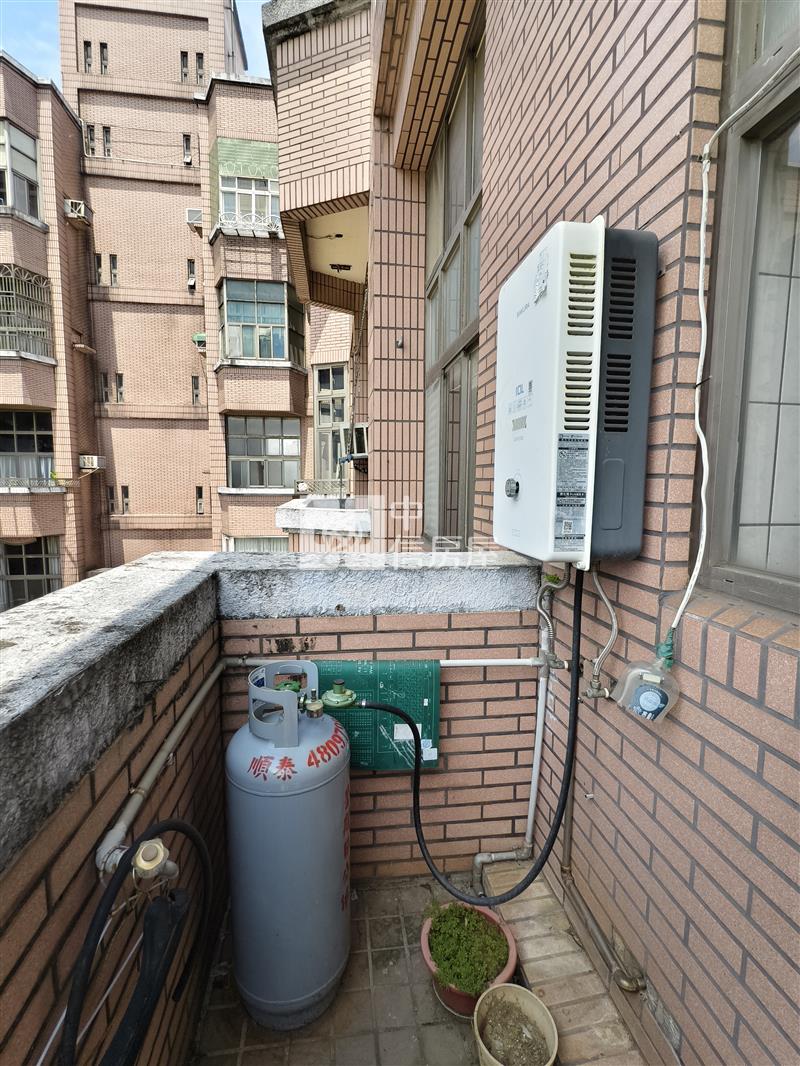 烏樹林樓中樓低總價電梯三房房屋室內格局與周邊環境