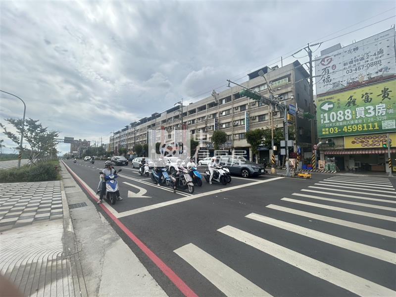 正體育園區黃金店面房屋室內格局與周邊環境