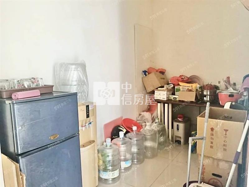 近中國醫旁賺錢金店+車位房屋室內格局與周邊環境