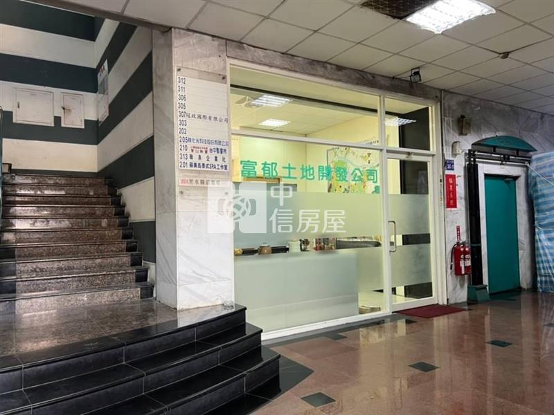 近中國醫旁賺錢金店+車位房屋室內格局與周邊環境