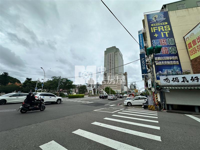 A22捷運站旁透天店面加套房(事故屋)房屋室內格局與周邊環境