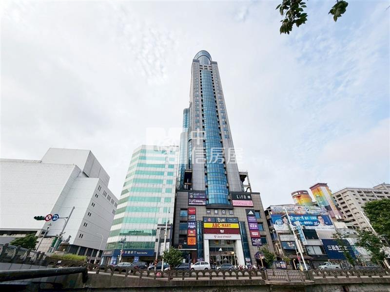 基隆市中心地標皇冠大樓金店面房屋室內格局與周邊環境