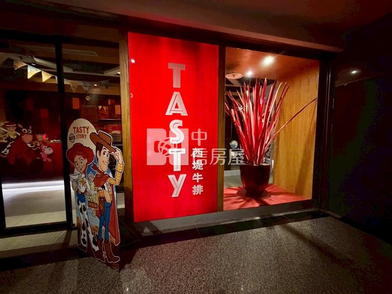 基隆市中心地標皇冠大樓金店面房屋室內格局與周邊環境