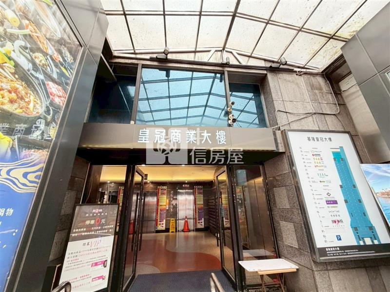 基隆市中心地標皇冠大樓吸金店面房屋室內格局與周邊環境