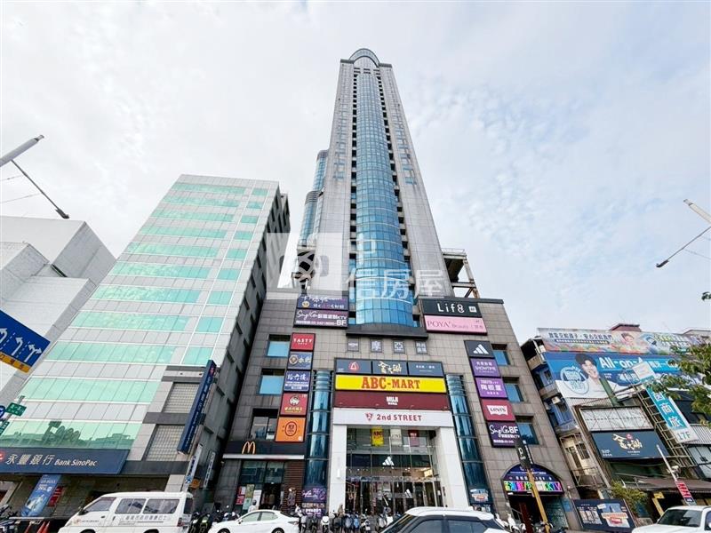 基隆市中心地標皇冠大樓高樓景觀店面房屋室內格局與周邊環境