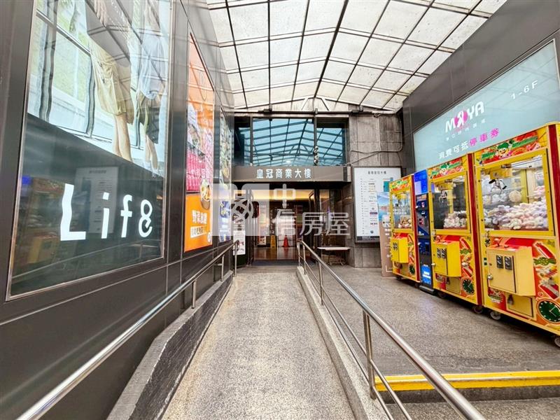 基隆市中心地標皇冠大樓高樓景觀店面房屋室內格局與周邊環境