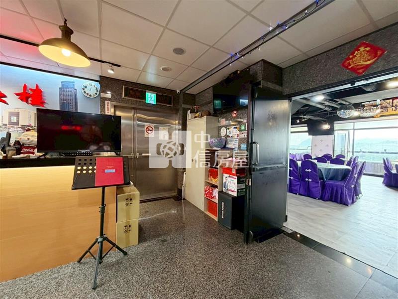 基隆市中心地標皇冠大樓景觀店面房屋室內格局與周邊環境
