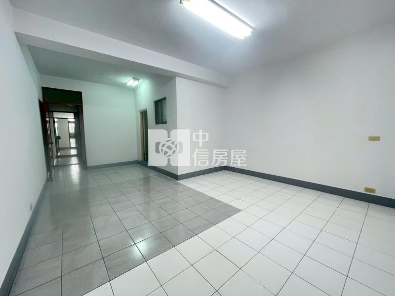 中興益民雙商圈~路別墅面公園稀有釋出雙車位首選