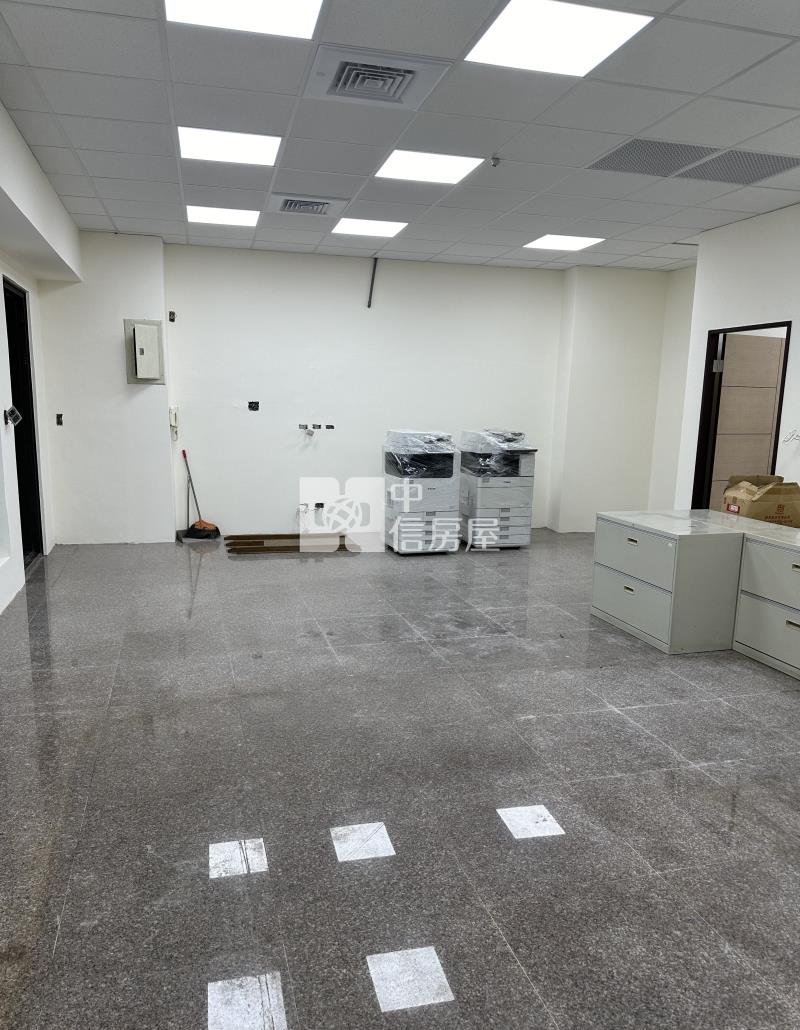 蘆洲方正收租店面 理想國艷邊間 附坡平車位