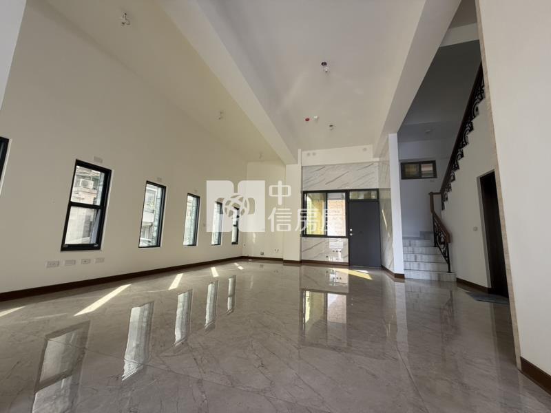 葳格旁全新未住角間電梯店面