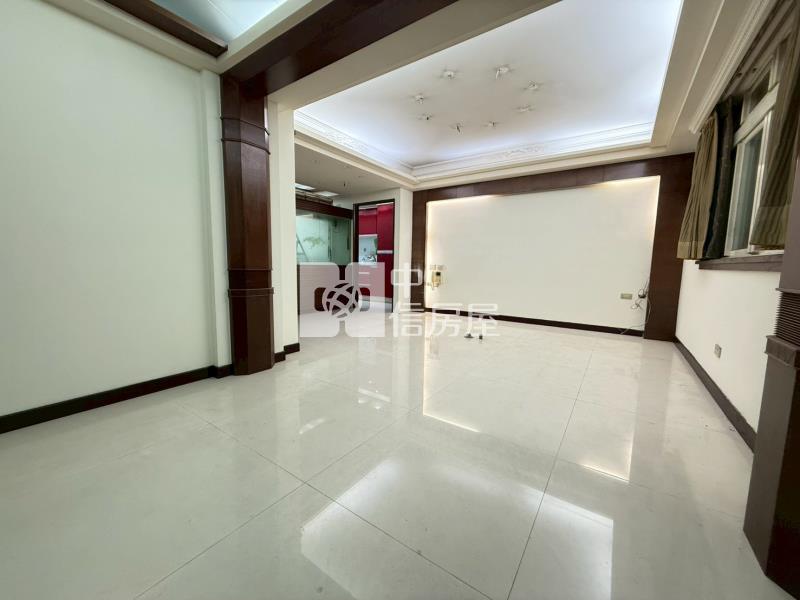 國泰建設三面採光門前好停車