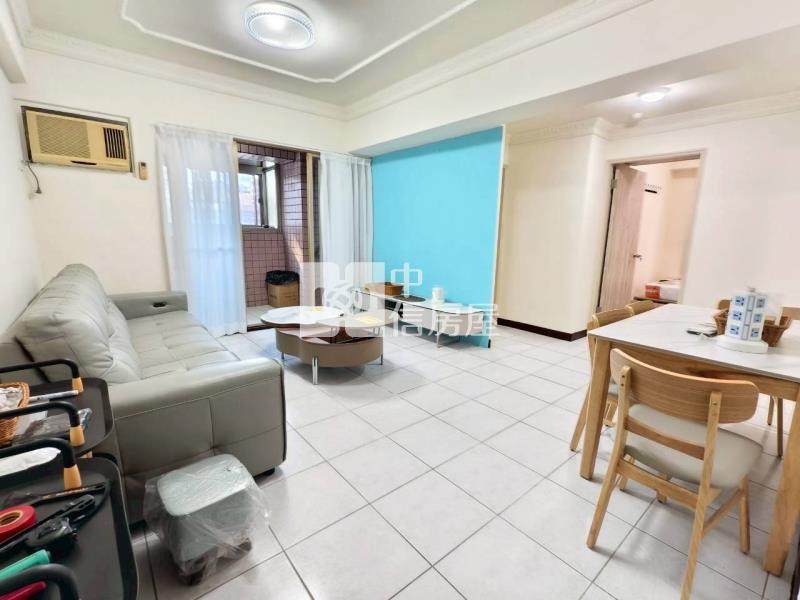 楊明國小旁三房車