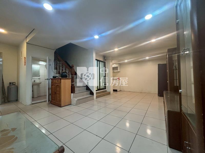 近山仔頂市場大面寬超值透天