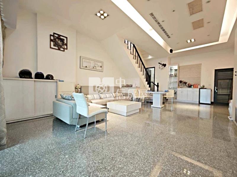 中興商圈輕屋齡雙車透天店面