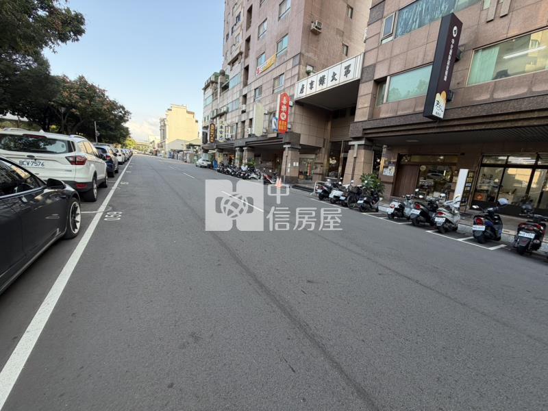 興進綠園道旁邊間透天店面